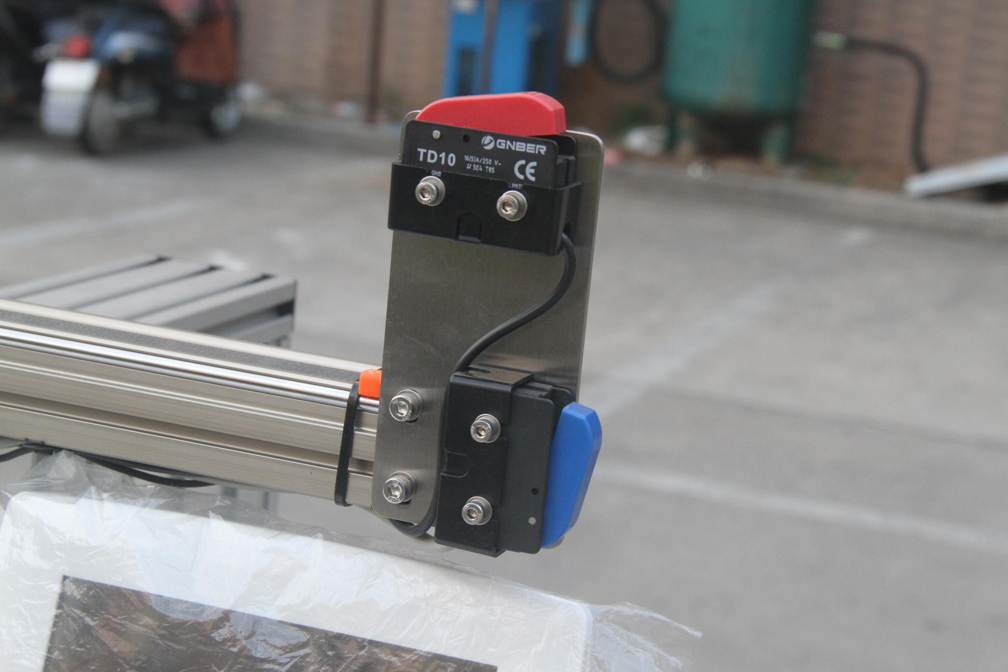 Automatic Open Single Piece Bottom/Sleeve Hemmer Machine